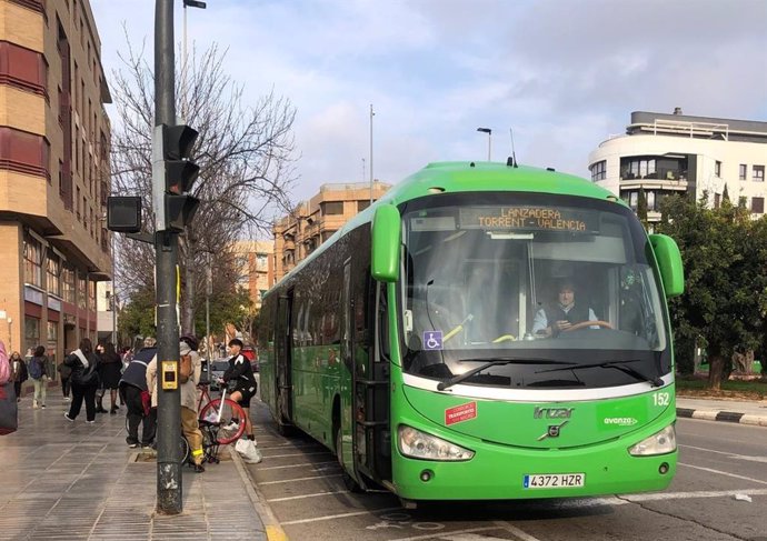 Los autobuses de Metrovalencia que enlazan con Picassent y las poblaciones de la Ribera cambian su parada a la estación de Safranar
