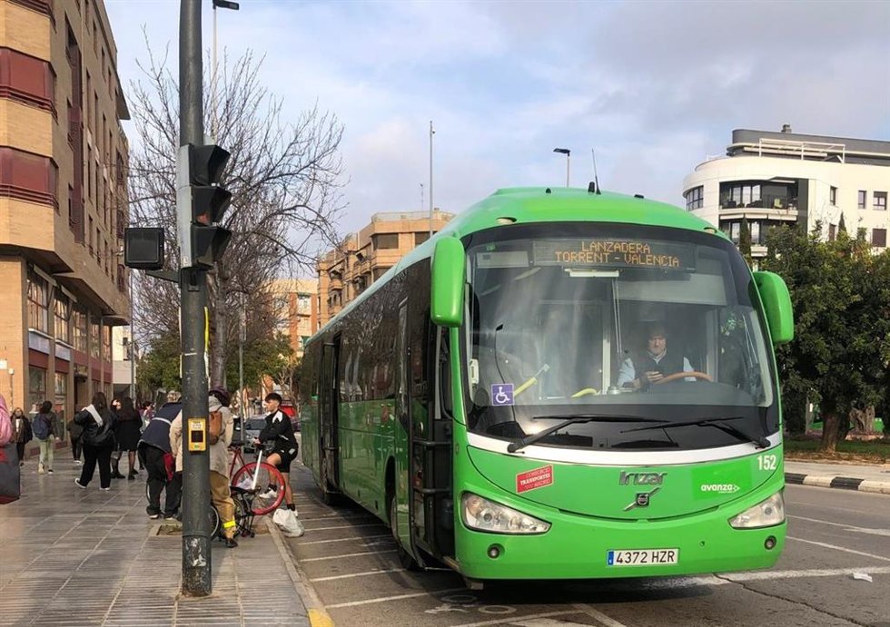 Los autobuses de Metrovalencia que enlazan con Picassent y las poblaciones de la Ribera cambian su parada a la estación de Safranar
