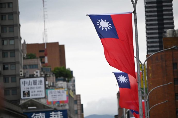 Archivo - Imagen de archivo de banderas de Taiwán. 