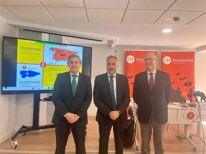 El presidente del REAF-CGE, Agustín Santiago Fernández, decano del Colegio de Economistas, Abel Fernández y profesor de Hacienda Pública y Sistema Fiscal Español de la Universidad de Oviedo, Santiago Álvarez García.