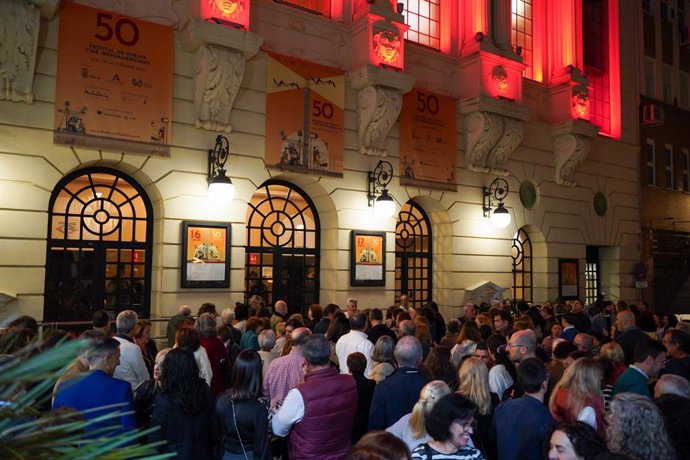 Público entrando en el Gran Teatro de Huelva para ver la proyección de una película del festival.