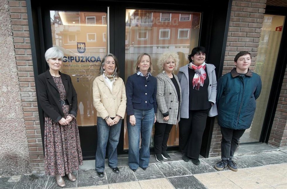 La diputada general de Gipuzkoa, Eider Mendoza, la delegada del Gobierno en Euskadi, Marisol Garmendia, la diputada de Cuidados y Políticas Sociales, Maite Peña, y la directora de Emakunde, Miren Elgarresta, en la inauguración de Hariberria en Arrasate