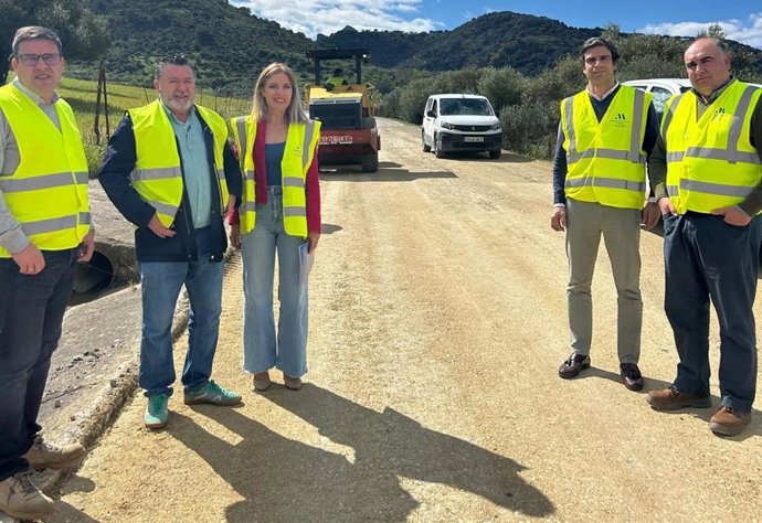 La diputada de Fomento, Nieves Atencia, ha visitado las obras  junto a alcaldes de Jimera de Líbar, Francisco Javier Lobo, por un lado; y los de Cortes de la Frontera y Gaucín, José Antonio Zurera y Pedro Godino, además de Acacio Sánchez de la ELA.