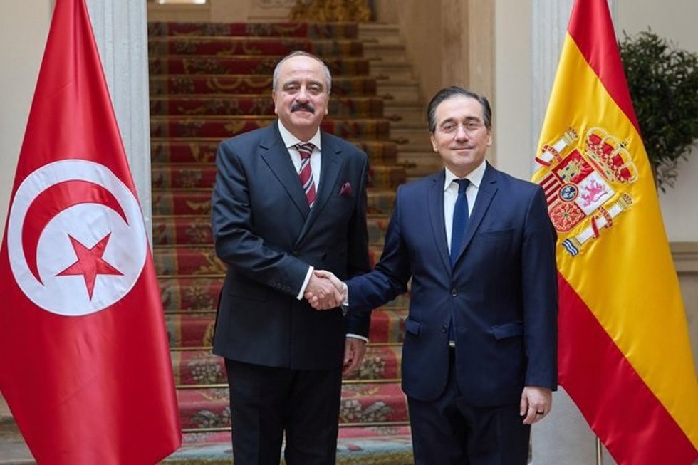 El ministro de Asuntos Exteriores, Unión Europea y Cooperación, José Manuel Albares, y su homólogo de Túnez, Mohamed Alí Nafti, durante su encuentro en Madrid