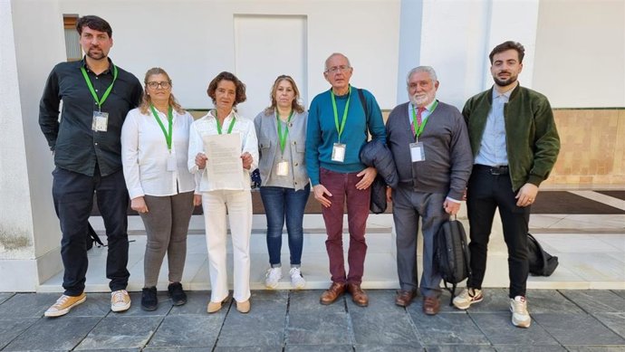 Imagen de este jueves de las familias afectadas con el diputado de Por Andalucía y coportavoz de Podemos Andalucía, José Manuel Gómez Jurado (último por la derecha).