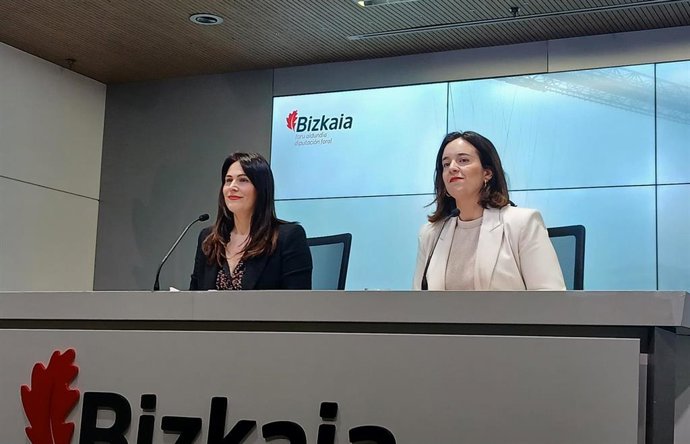 La portavoz de la Diputación de Bizkaia, Leixuri Arrizabalaga, y la diputada de Hacienda y Finanzas, Itxaso Berrojlabiz, en rueda de prensa.