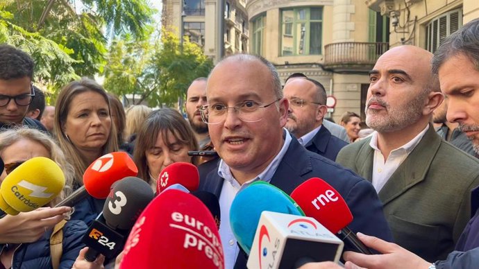 O porta-voz do PP no Congresso, Miguel Tellado, em uma coletiva de imprensa em Barcelona, após uma reunião com sindicatos da polícia, juntamente com o presidente do PP catalão, Alejandro Fernández, e o líder do Conselho Municipal de Barcelona, Dani Sirera