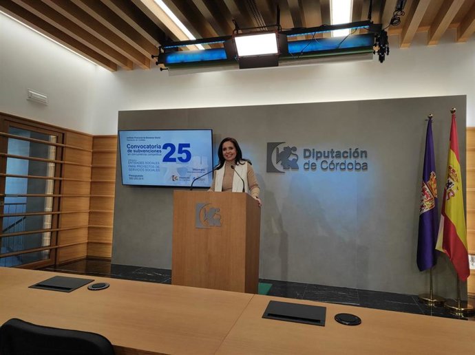 La delegada de Derechos Sociales y presidenta del IPBS, Irene Aguilera, en rueda de prensa.