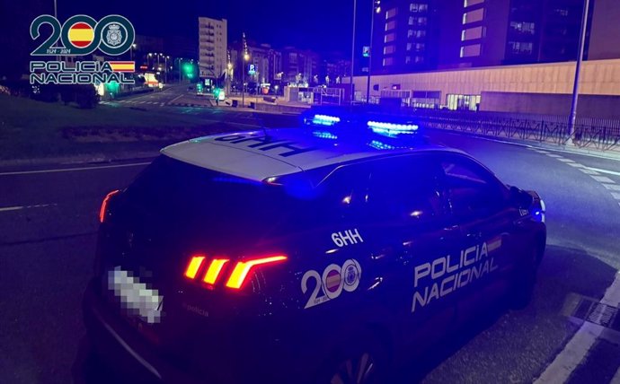 Vehículo policial en las inmediaciones de Valdecilla
