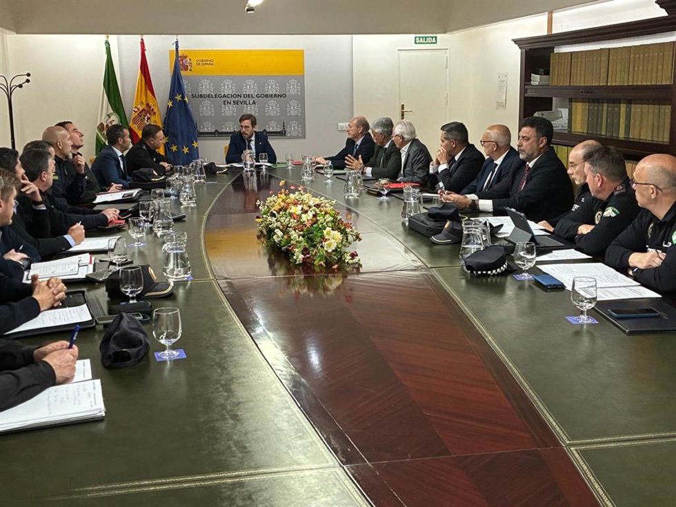 Reunión de seguridad para preparar el dispositivo especial de cara al derbi Betis-Sevilla de este domingo en el Villamarín.
