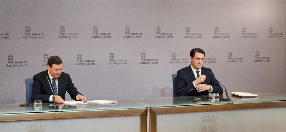 El consejero de Economía y Hacienda y portavoz, Carlos Fernández Carriedo, y el titular de Medio Ambiente, Vivienda y Ordenación del Territorio, Juan Carlos Suárez-Quiñones, en rueda de prensa posterior al Consejo de Gobierno