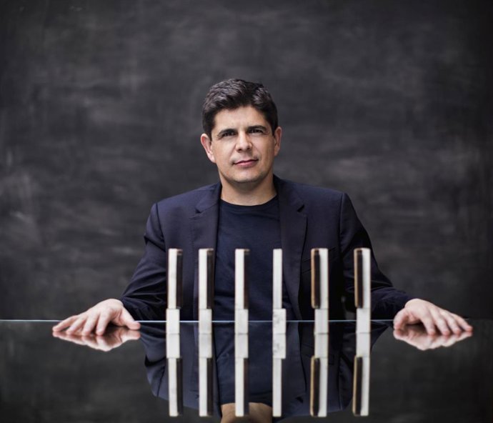 Archivo - El pianista Javier Perianes, solista invitado en el concierto de la Philharmonia Orchestra del 31 de marzo en Sevilla.