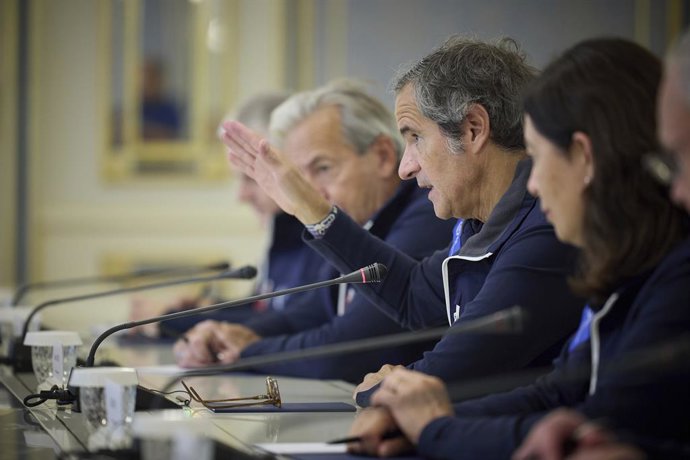 Archivo - Arquivo - 3 de setembro de 2024, Kiev, Oblast de Kiev, Ucrânia: O diretor-geral da AIEA, Rafael Grossi, à direita, faz uma observação durante discussões bilaterais com o presidente ucraniano Volodymyr Zelenskyy no Palácio Mariinsky, em 3 de sete
