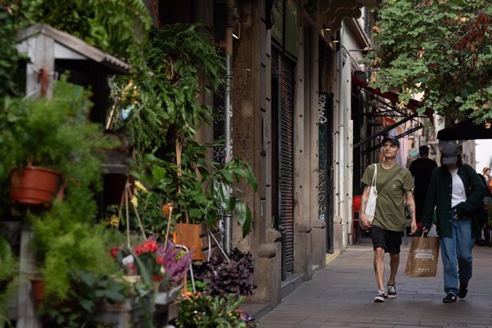 Archivo - Ambiente alrededor de pequeños comercios, a 17 de octubre de 2023, en Barcelona, Catalunya (España)