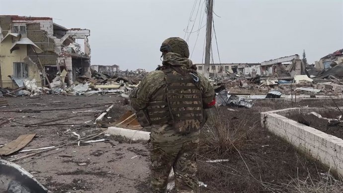 MOSCOU, 13 de março de 2025 -- Esta captura de tela de vídeo publicada pelo Ministério da Defesa da Rússia em 13 de março de 2025 mostra um soldado russo em um assentamento na região de Kursk, na Rússia. As forças russas recapturaram Sudzha, uma cidade-ch