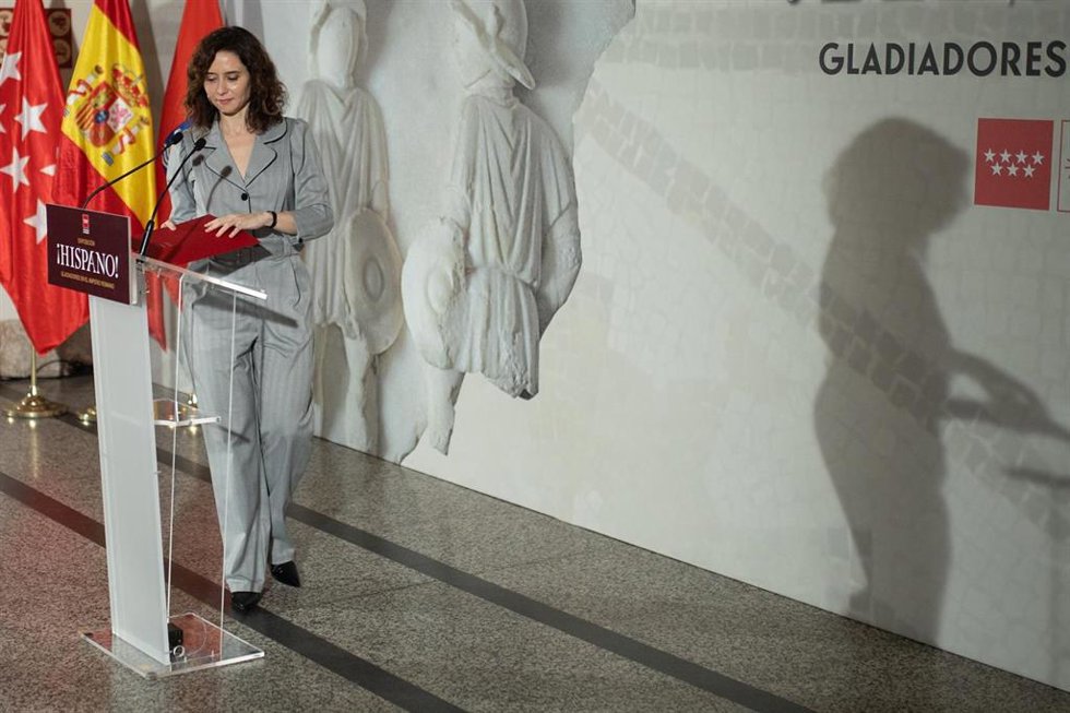 La presidenta de la Comunidad de Madrid, Isabel Díaz Ayuso, inaugura la exposición '¡Hispano! Gladiadores en el Imperio Romano', en el  Museo Arqueológico y Paleontológico de la Comunidad de Madrid, a 27 de marzo de 2025, en Madrid (España). 