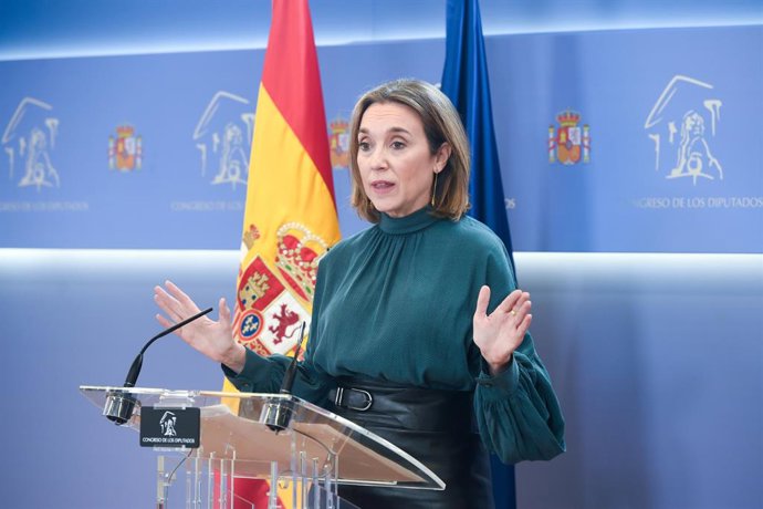 O secretário do PP, Cuca Gamarra, dá uma coletiva de imprensa após a reunião de Feijóo com os sindicatos da Polícia e da Guarda Civil após o pacto PSOE-Junts, no Congresso dos Deputados, em 10 de março de 2025, em Madri (Espanha).