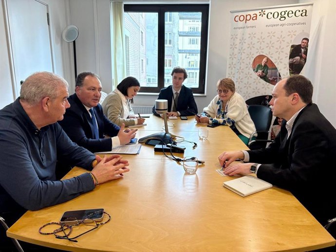 El presidente de la Diputación de Huelva, David Toscano, en su reunión en Bruselas con representantes de COPA-Cogeca.