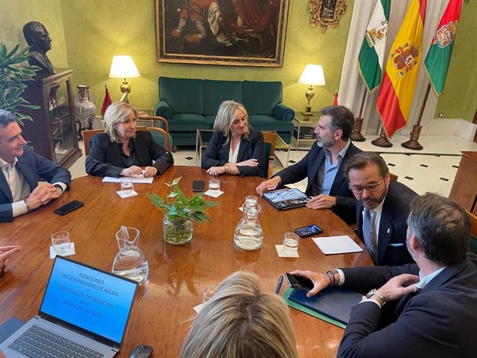 La alcaldesa de Granada, Marifrán Carazo, en el centro en la imagen, departe con el consejero de Agricultura, Ramón Fernández-Pacheco