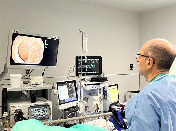 El doctor Jesús Puente, especialista del servicio de Aparato Digestivo del Hospital Quirónsalud Córdoba, realiza una colonoscopia.