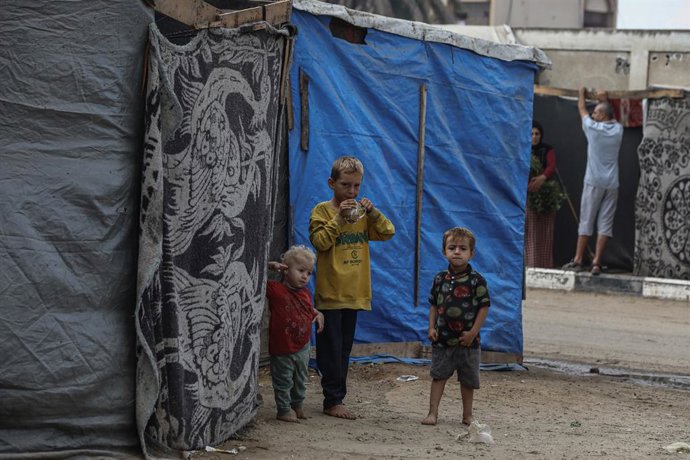 Archivo - Arquivo - Crianças em um abrigo para pessoas deslocadas na Faixa de Gaza.