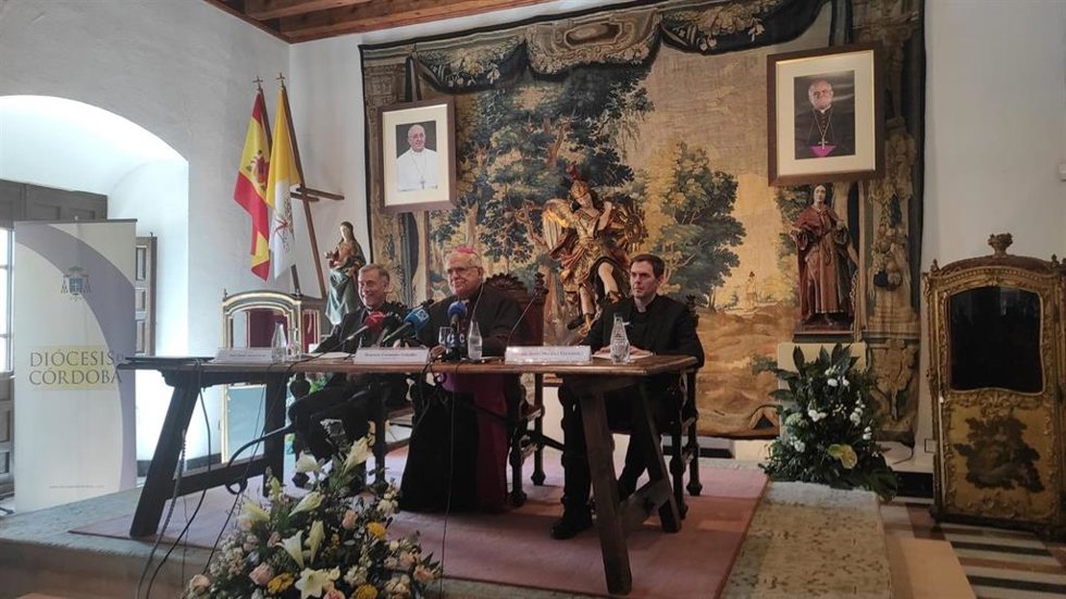 El hasta ahora obispo de Córdoba, Demetrio Fernández (centro), anuncia el nombramiento por el Papa de su sucesor al frente de la diócesis, Jesús Fernández.