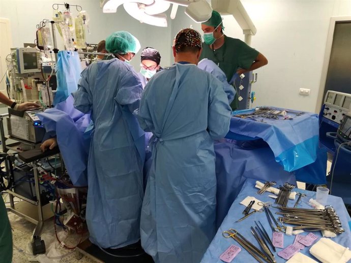 Archivo - Equipo médico de un hospital andaluz