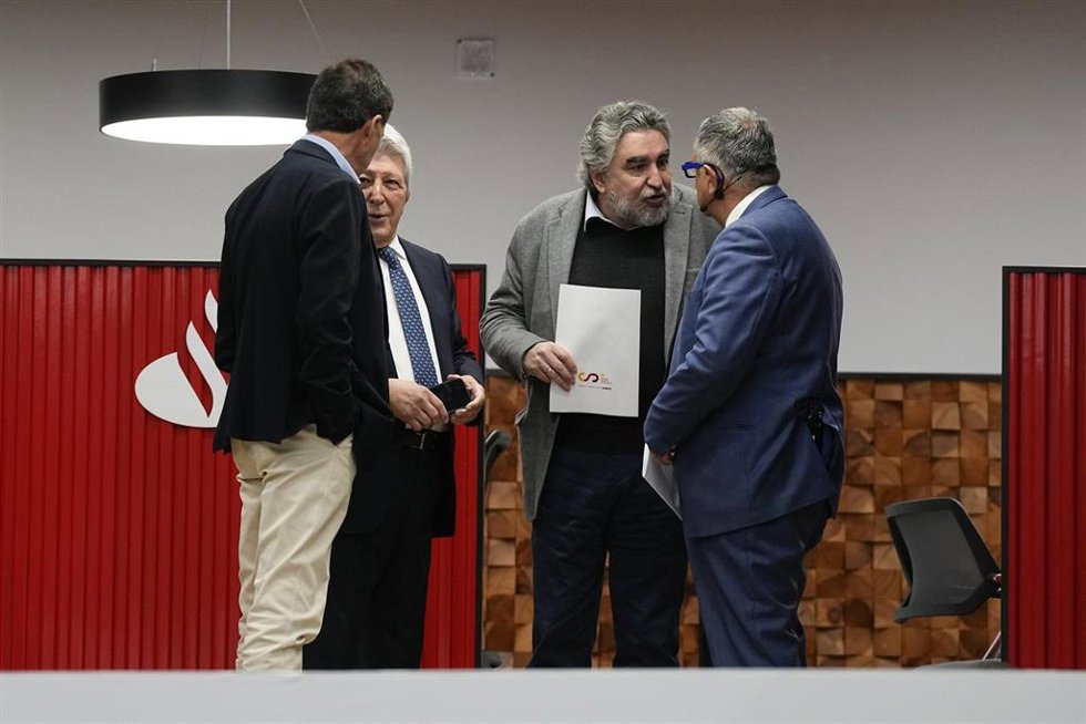Enrique Cerezo, Jose Manuel Rodriguez Uribes y Roberto Gomez durante la presentación del Vicente del Bosque Football Academy 2025 en el Santander Work Cafe de Madrid.