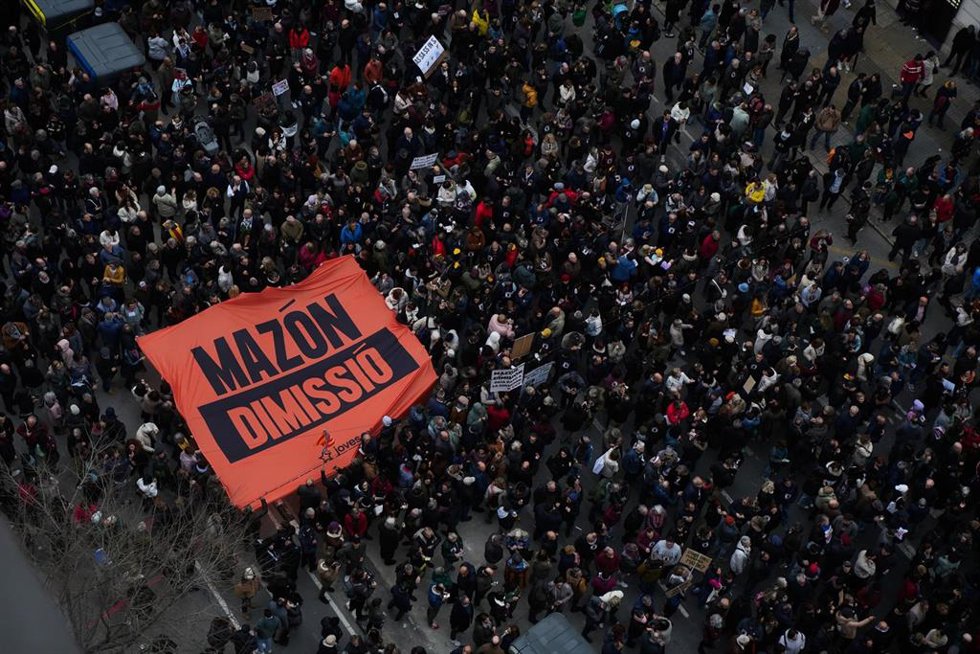 Centenares de personas durante una manifestación para exigir la dimisión de Mazón