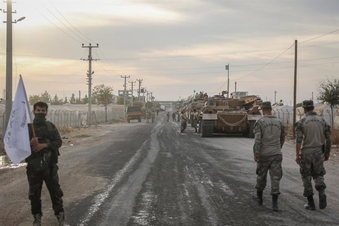 Archivo - Arquivo - Soldados turcos e veículos militares em uma área de estacionamento para o exército e os rebeldes apoiados por Ancara na Síria, perto da fronteira com o país árabe.