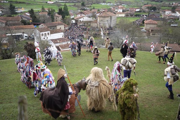 Archivo - Varias personas participan en la celebración de la fiesta de la Vijanera