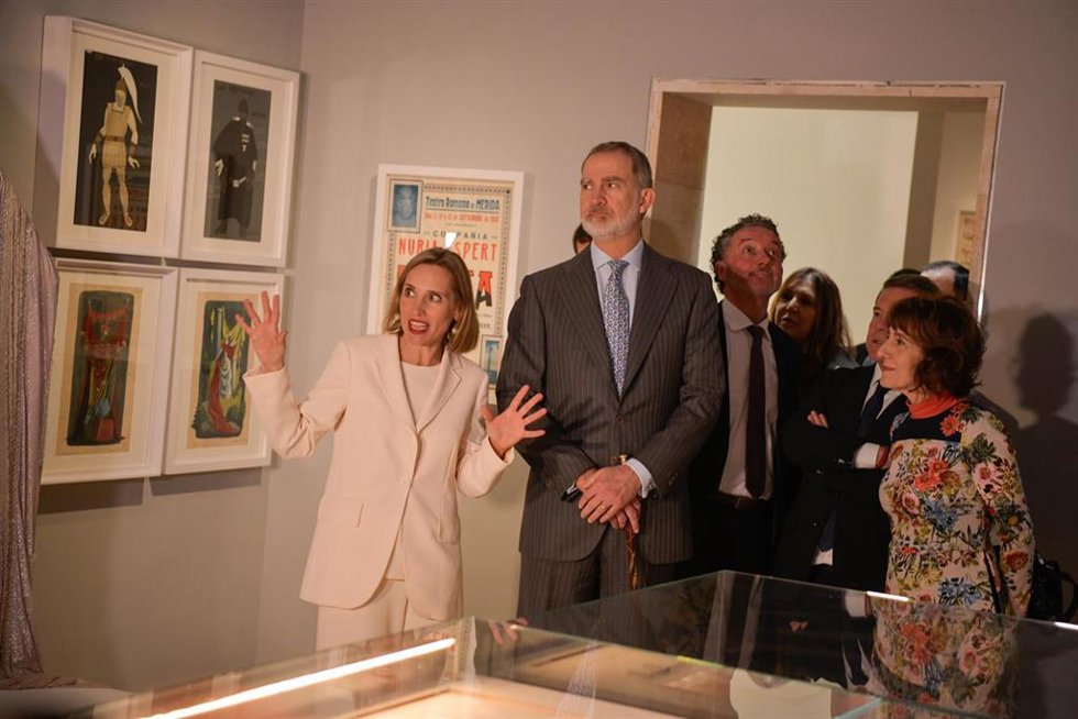 La directora del museo, Beatriz Patiño y el Rey Felipe VI, en la inauguración del Museo Nacional de Artes Escénicas, a 27 de marzo de 2025, en Almagro, Ciudad Real, Castilla-La Mancha (España). El Rey ha visitado Almagro con motivo de la inauguración de