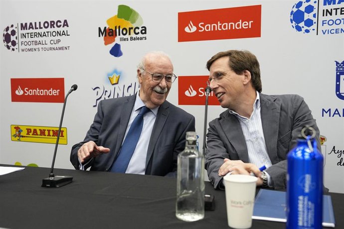 El exseleccionador de fútbol Vicente del Bosque, junto al alcalde de Madrid, Jose Luis Martínez Almeida, en la presentación del campus Vicente del Bosque, con el apoyo de Banco Santander.