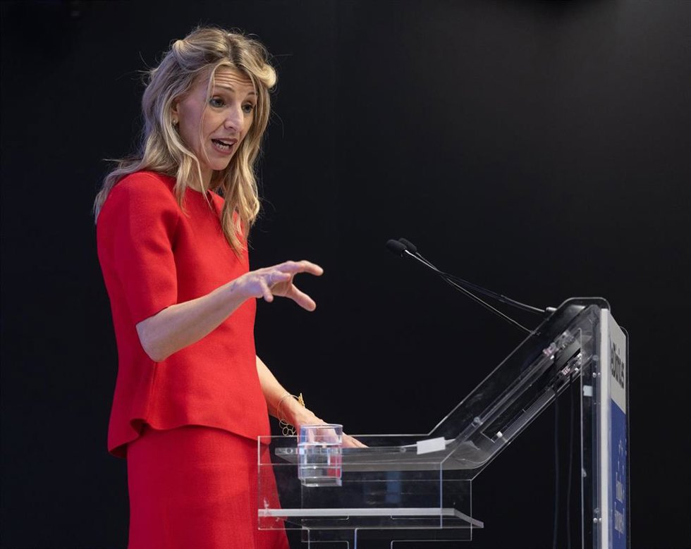 La vicepresidenta segunda y ministra de Trabajo y Economía Social, Yolanda Díaz, interviene durante la primera jornada de la V edición del foro Fondos Europeos de elDiario.es, en El Beatriz Madrid, a 27 de marzo de 2025, en Madrid (España). 