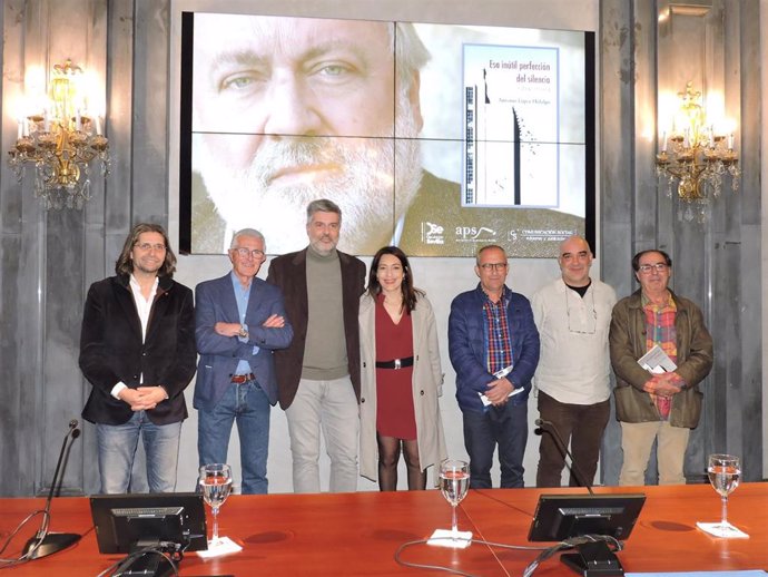 Presentación del libro póstumo 'Esa inútil perfección del silencio' de Antonio López Hidalgo.