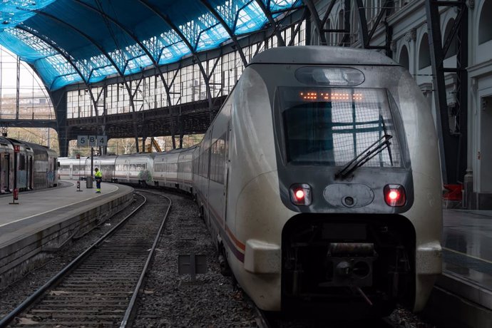 Archivo - Un tren a l'estació de França, on opera Rodalies