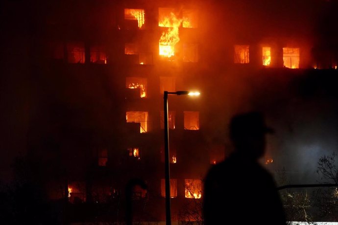 Archivo - Incendio del edificio de Campanar 