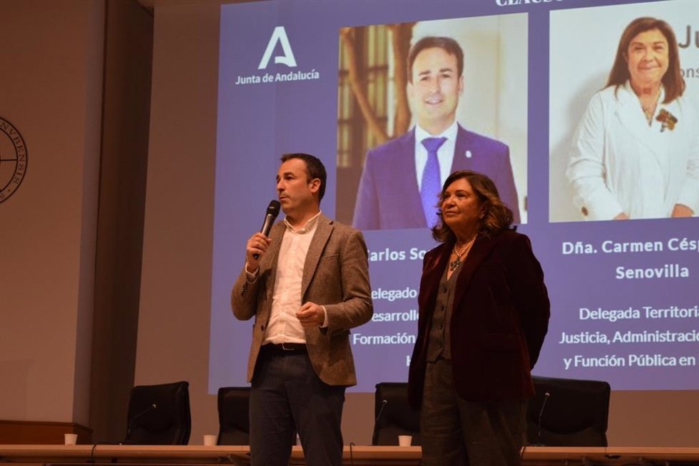 El delegado de Desarrollo Educativo y FP en Huelva, Carlos Soriano, y la delegada de Justicia, Administración Local y Función Pública, Carmen Céspedes.