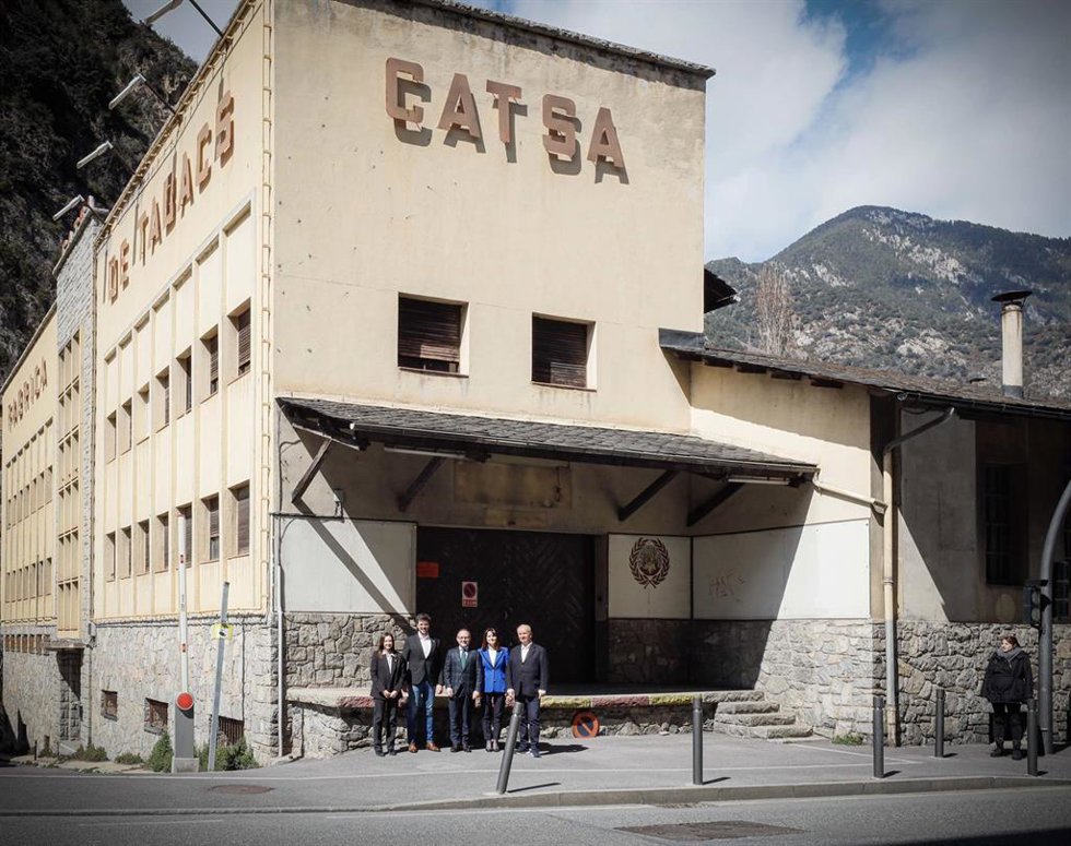 Políticos y representantes de la propiedad en la fabrica CATSA