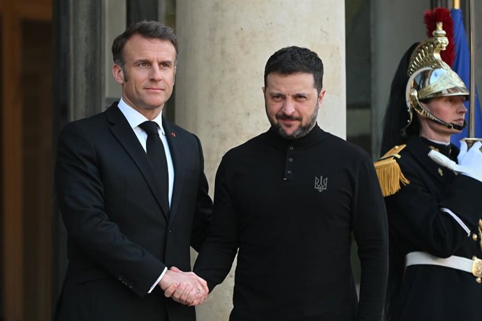 26 de março de 2025, Paris, Ile-De-France (Região, França): O Presidente da República, Emmanuel Macron, recebeu o Presidente da Ucrânia, Volodymyr Zelensky, para um jantar de trabalho, no Palácio do Eliseu, em 26 de março de 2025.