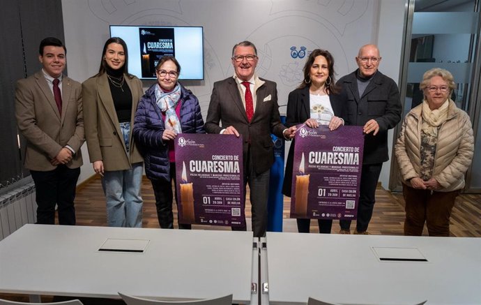 Presentación en la Diputación del Concierto de Cuaresma que ofrecerá el Orfeón Escolanía de Huelva y la Agrupación Polifónica 'Voces del Mar'.