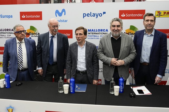 Vicente del Bosque presenta su campus de fútbol de verano que recorrerá diferentes lugares de España