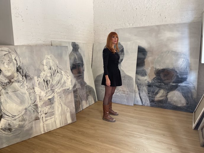 L'artista Paula Bonet junt amb obres de 'El año que nevó en Valencia'