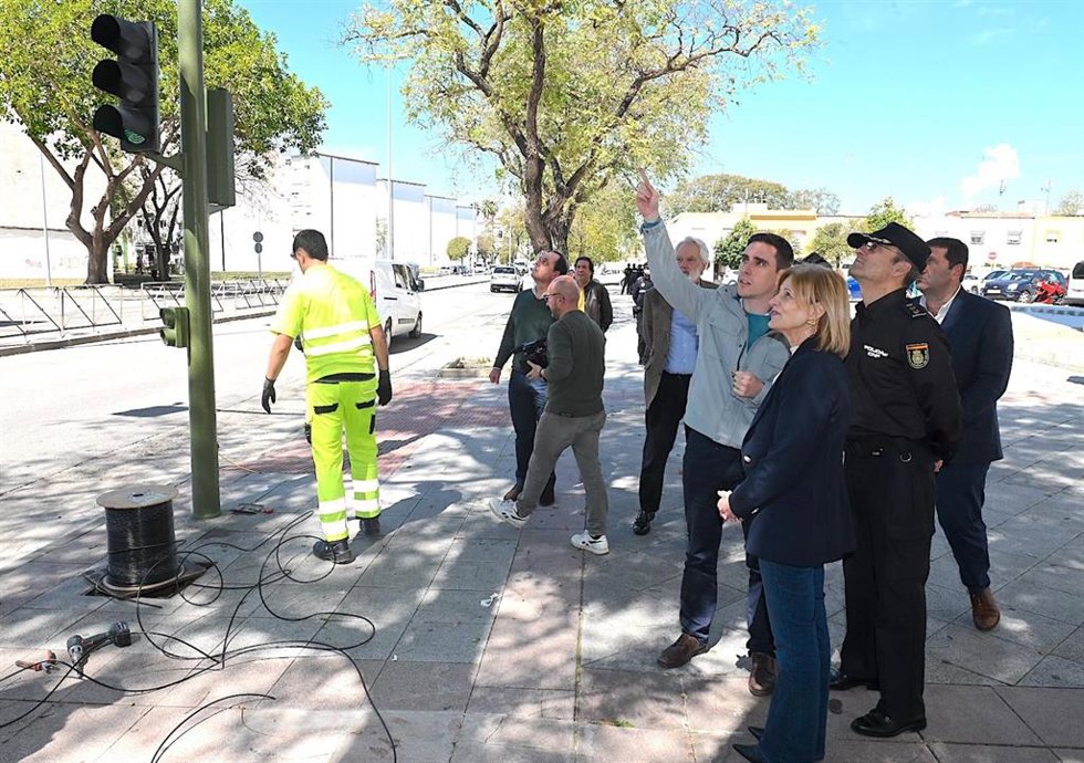 La alcaldesa de Jerez en la avenida Blas Infante.
