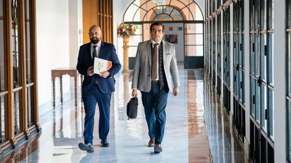 Antonio Revilla, parlamentario de Vox y portavoz en la comisión parlamentaria de Turismo, a su llegada a la sala.