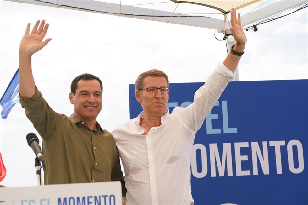 Archivo - El presidente del PP, Alberto Núñez Feijó y el presidente del PP-A y de la Junta de Andalucía, Juanma Moreno,  saludan a los militantes en un acto público de cierre de campaña a 21 de julio del 2023 en Málaga (Andalucía, España).