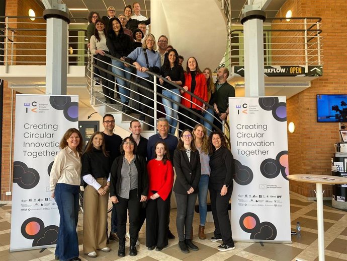 En el centro, Delia Sola, directora del Servicio de Proyectos Estratégicos de la S4 y Emprendimiento del Gobierno Navarra, junto al resto de representantes europeos del proyecto ECIV.