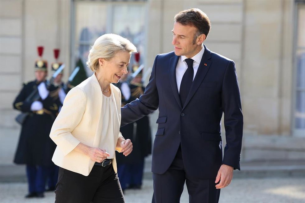 La presidenta de la Comisión Europea, Ursula von der Leyen, junto al presidente francés, Emmanuel Macron, a su llegada a la cumbre de líderes europeos en París.