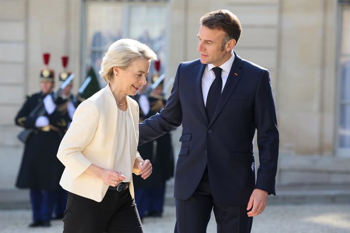 A presidente da Comissão Europeia, Ursula von der Leyen, com o presidente francês Emmanuel Macron em sua chegada à cúpula dos líderes europeus em Paris.