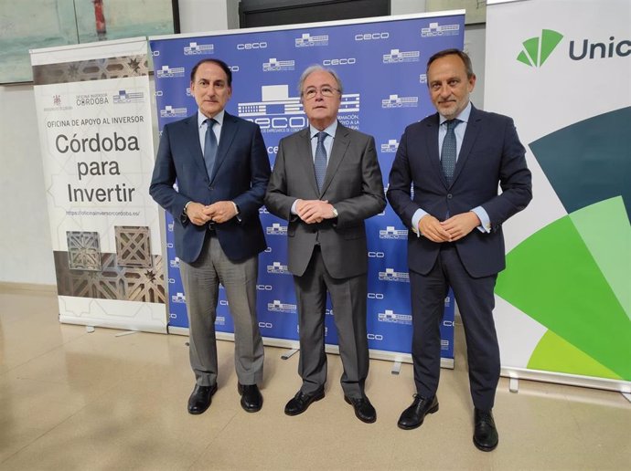 Díaz, entre González de Lara (izda.) y Aguilera, antes de la asamblea de CECO.